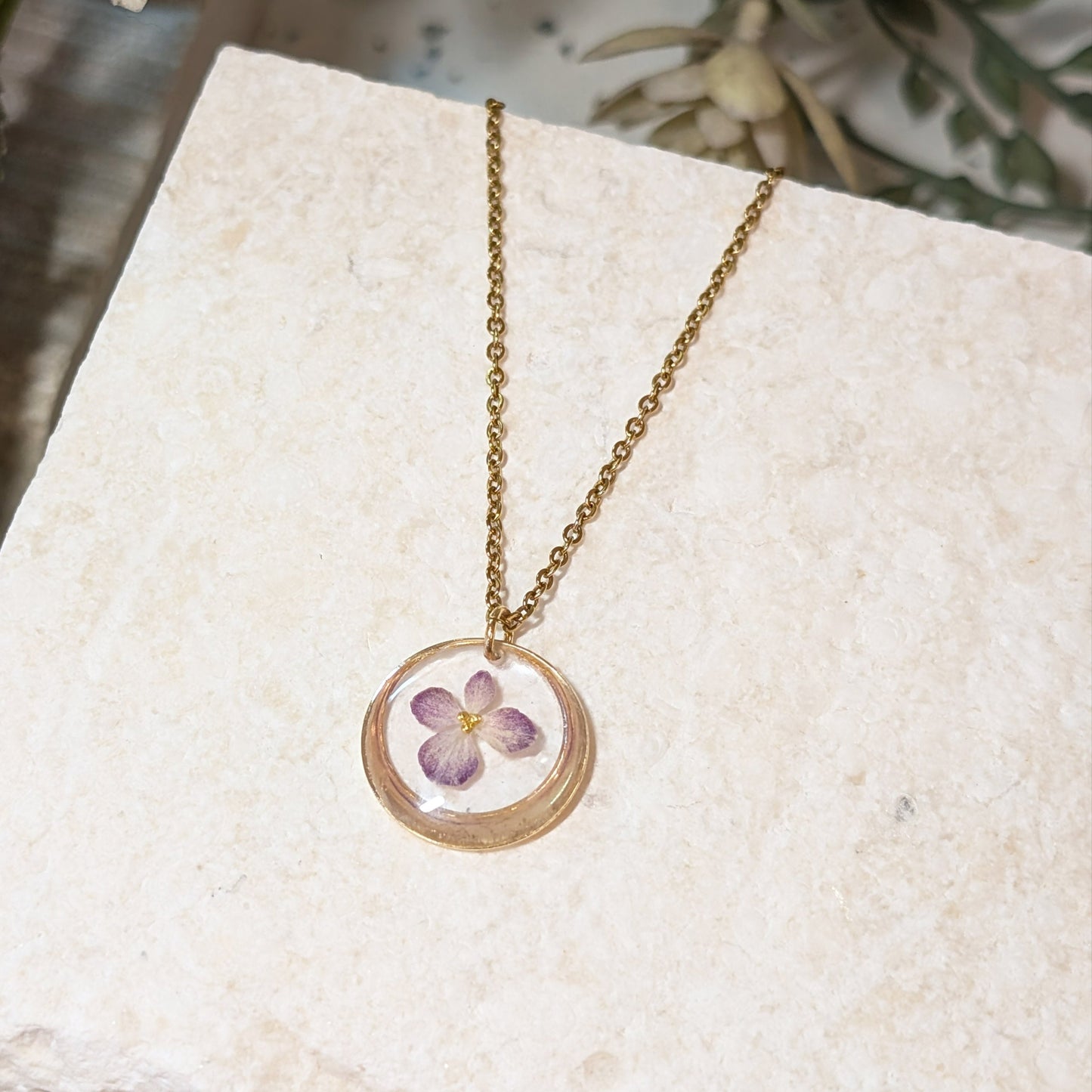 18K Gold Plated Circle-Shaped Purple Hydrangea Necklace – A Delicate Symbol of Gratitude & Heartfelt Emotion