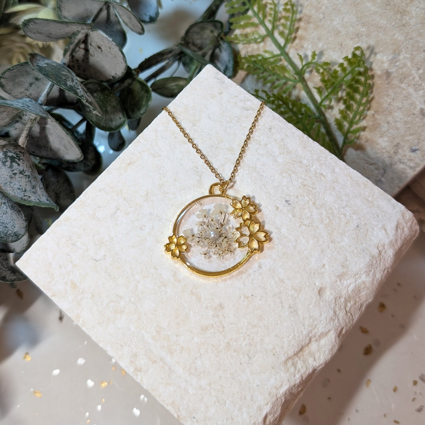 Gold Plated Queen Anne’s Lace Necklace with Classic Flowered Frame – Timeless Elegance & Nature’s Beauty