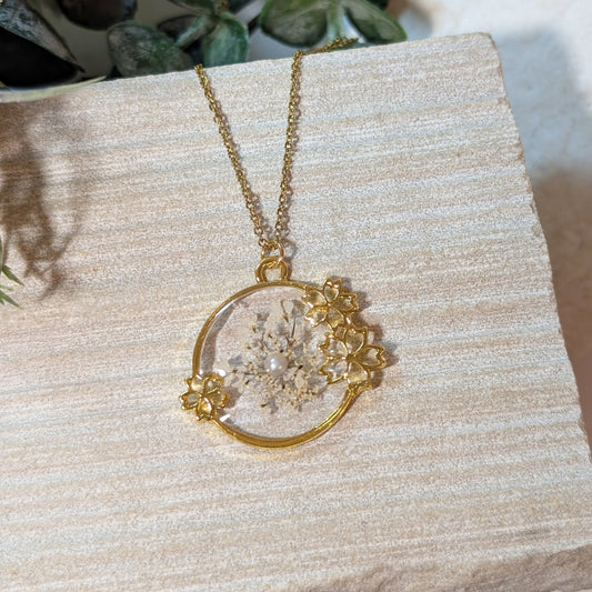 Gold Plated Queen Anne’s Lace Necklace with Classic Flowered Frame – Timeless Elegance & Nature’s Beauty