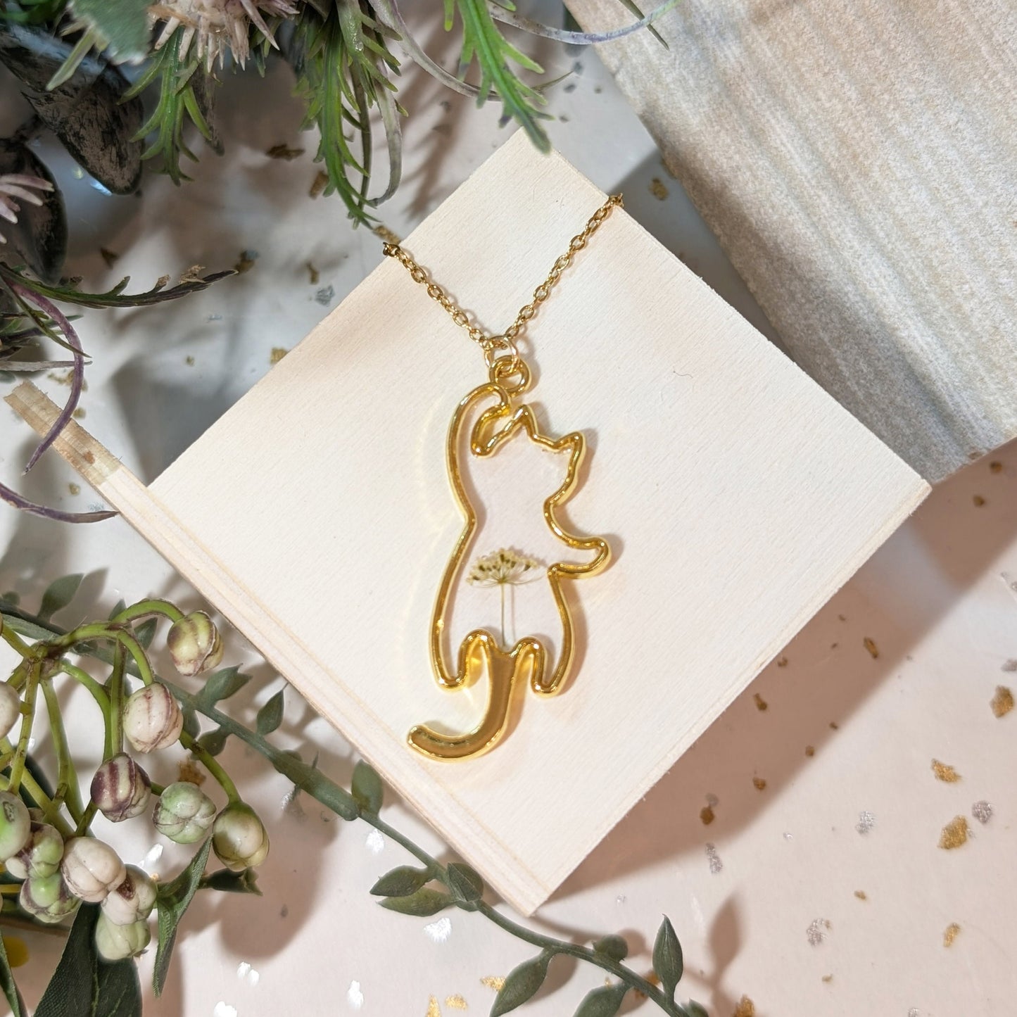 Gold Plated Queen Anne’s Lace Cat Frame Necklace – Nature-Inspired Gift for Cat Lovers