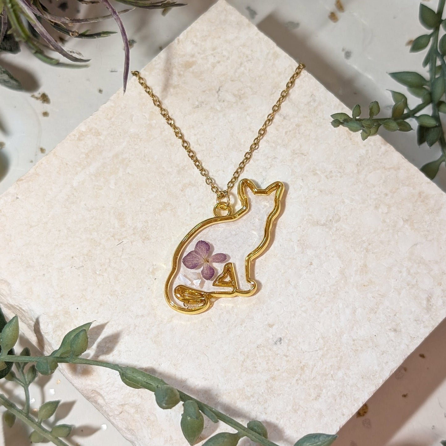 Hydrangea Cat Frame Gold Plated Necklace – Symbol of Gratitude and Heartfelt Emotions