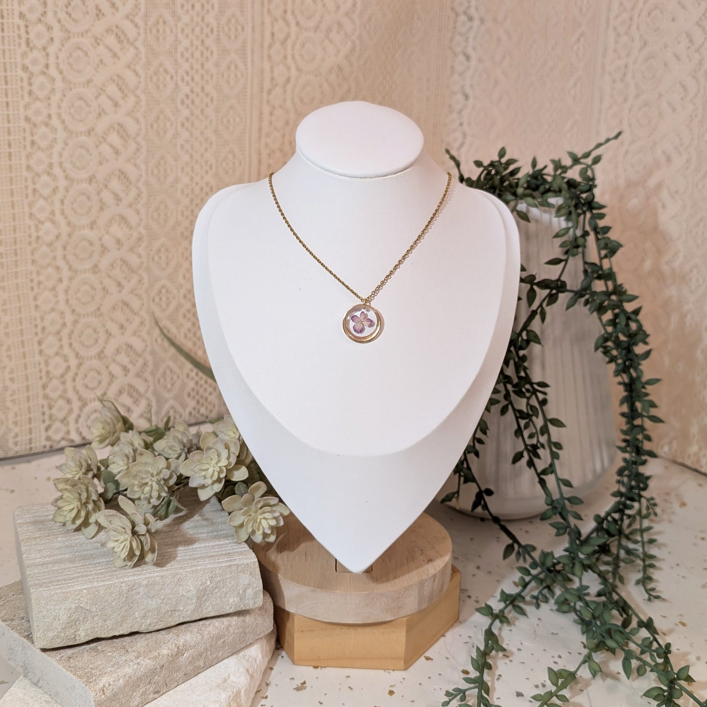 18K Gold Plated Circle-Shaped Purple Hydrangea Necklace – A Delicate Symbol of Gratitude & Heartfelt Emotion