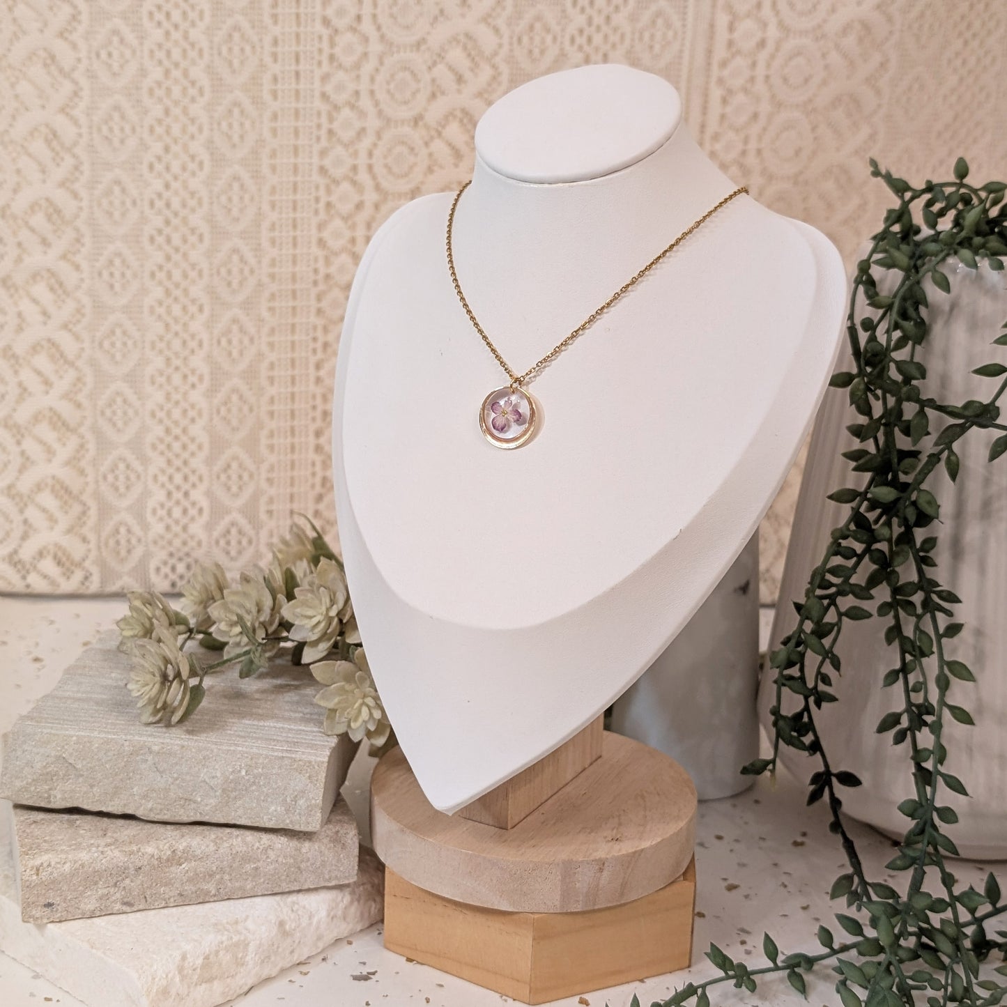 18K Gold Plated Circle-Shaped Purple Hydrangea Necklace – A Delicate Symbol of Gratitude & Heartfelt Emotion