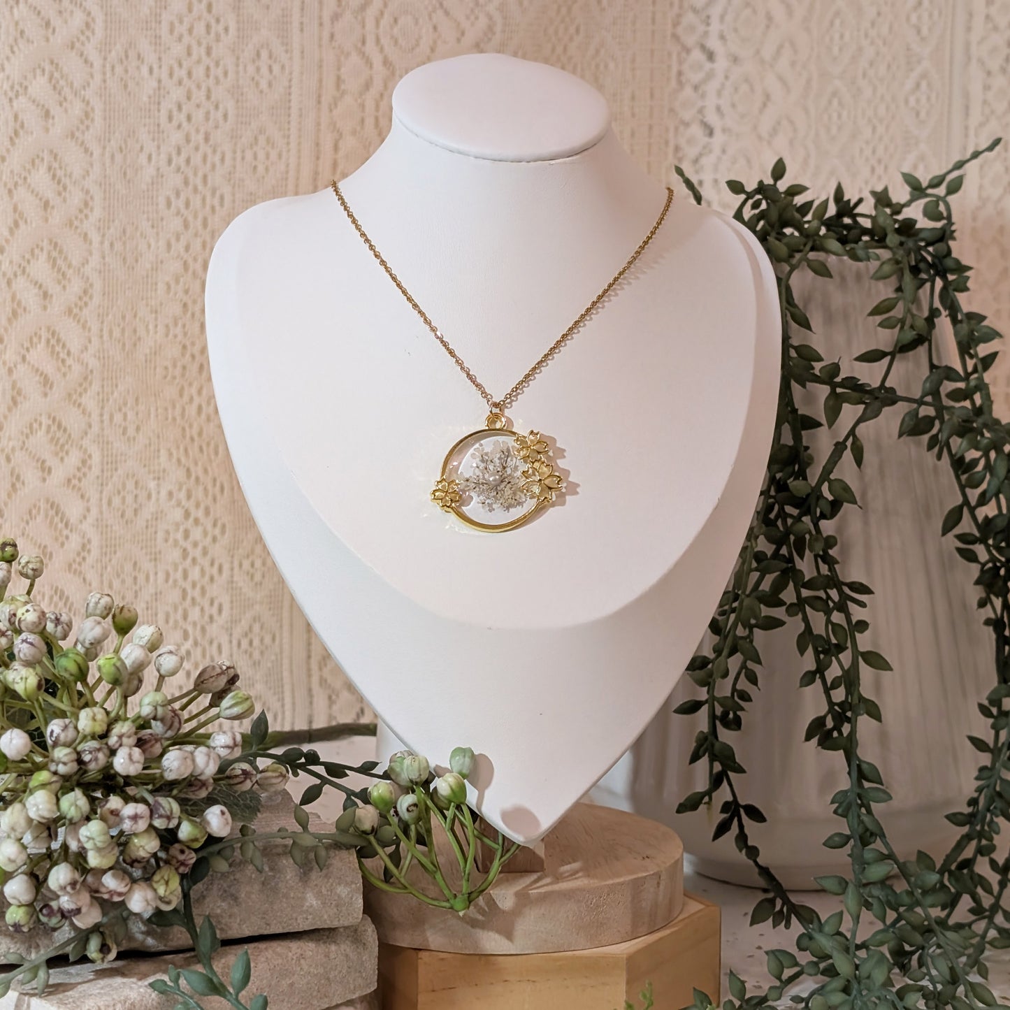 Gold Plated Queen Anne’s Lace Necklace with Classic Flowered Frame – Timeless Elegance & Nature’s Beauty