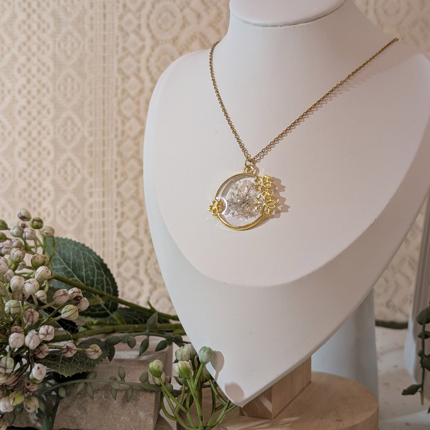 Gold Plated Queen Anne’s Lace Necklace with Classic Flowered Frame – Timeless Elegance & Nature’s Beauty