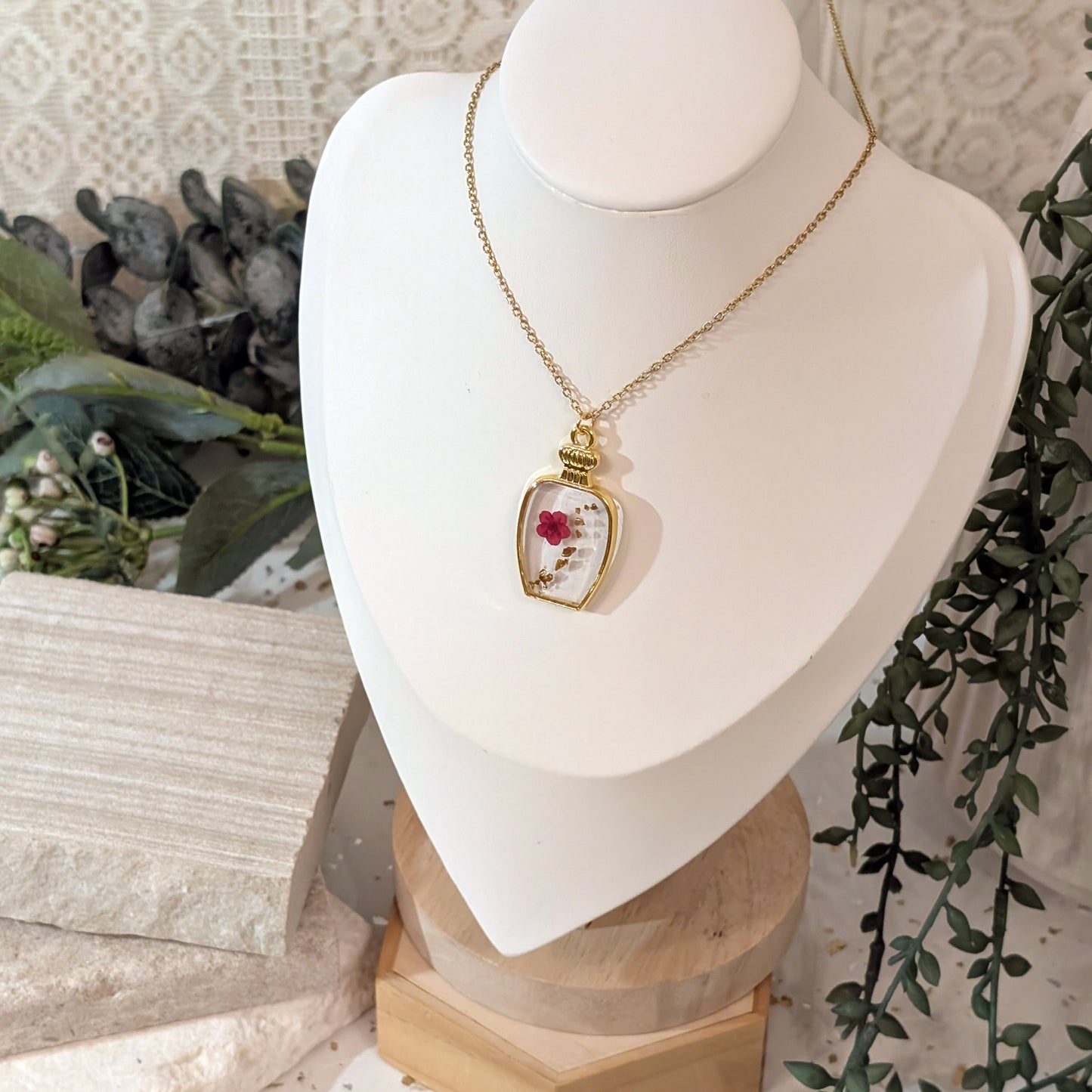 Gold Plated Perfume Bottle-Shaped Cerise Queen Flowing Red Flower Necklace – A Delicate Symbol of Everlasting Love