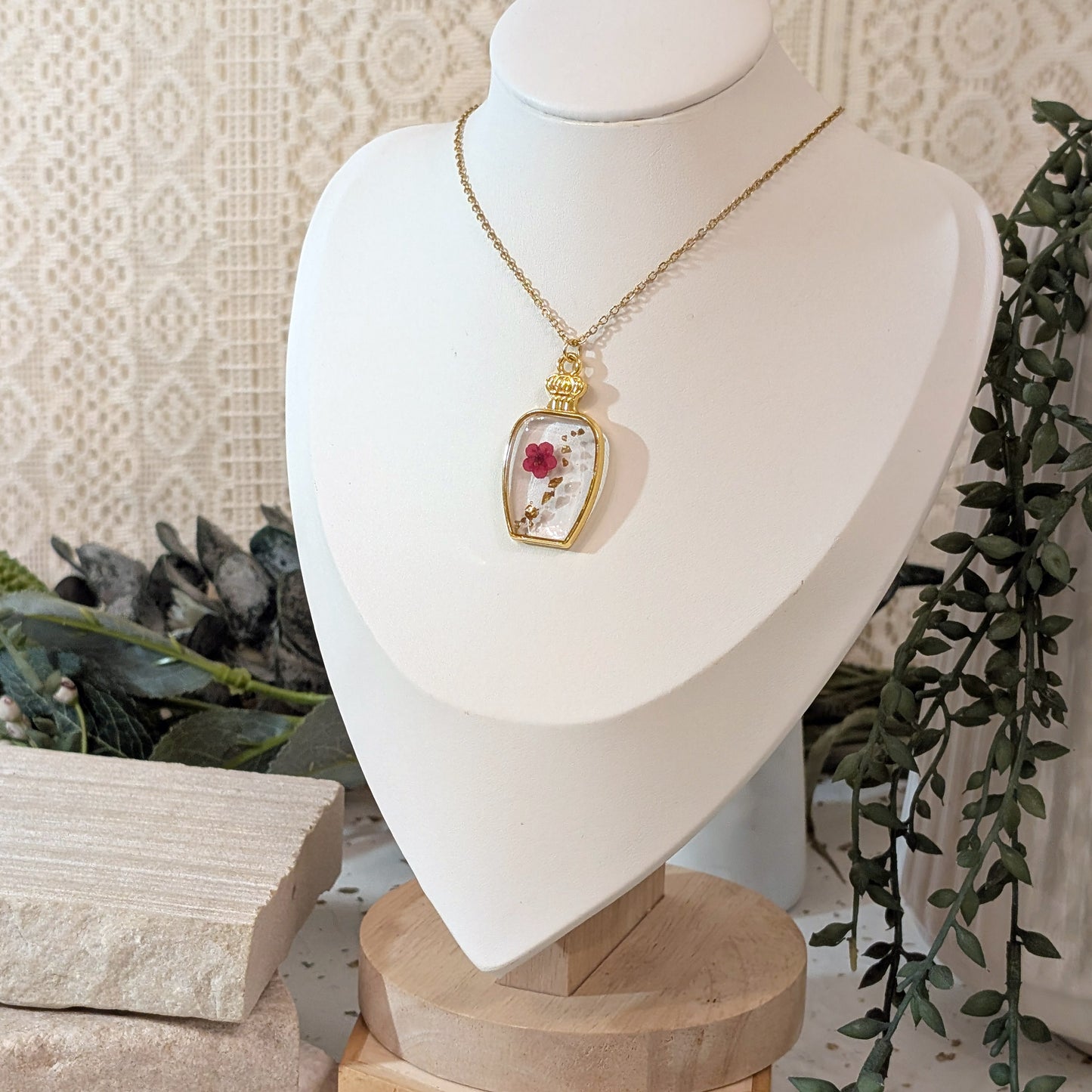 Gold Plated Perfume Bottle-Shaped Cerise Queen Flowing Red Flower Necklace – A Delicate Symbol of Everlasting Love