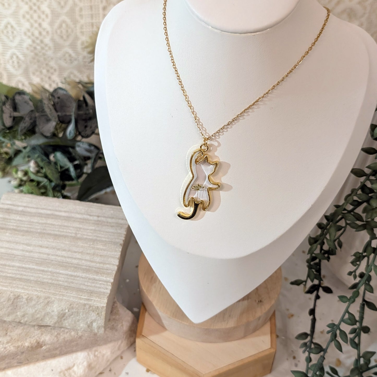 Gold Plated Queen Anne’s Lace Cat Frame Necklace – Nature-Inspired Gift for Cat Lovers