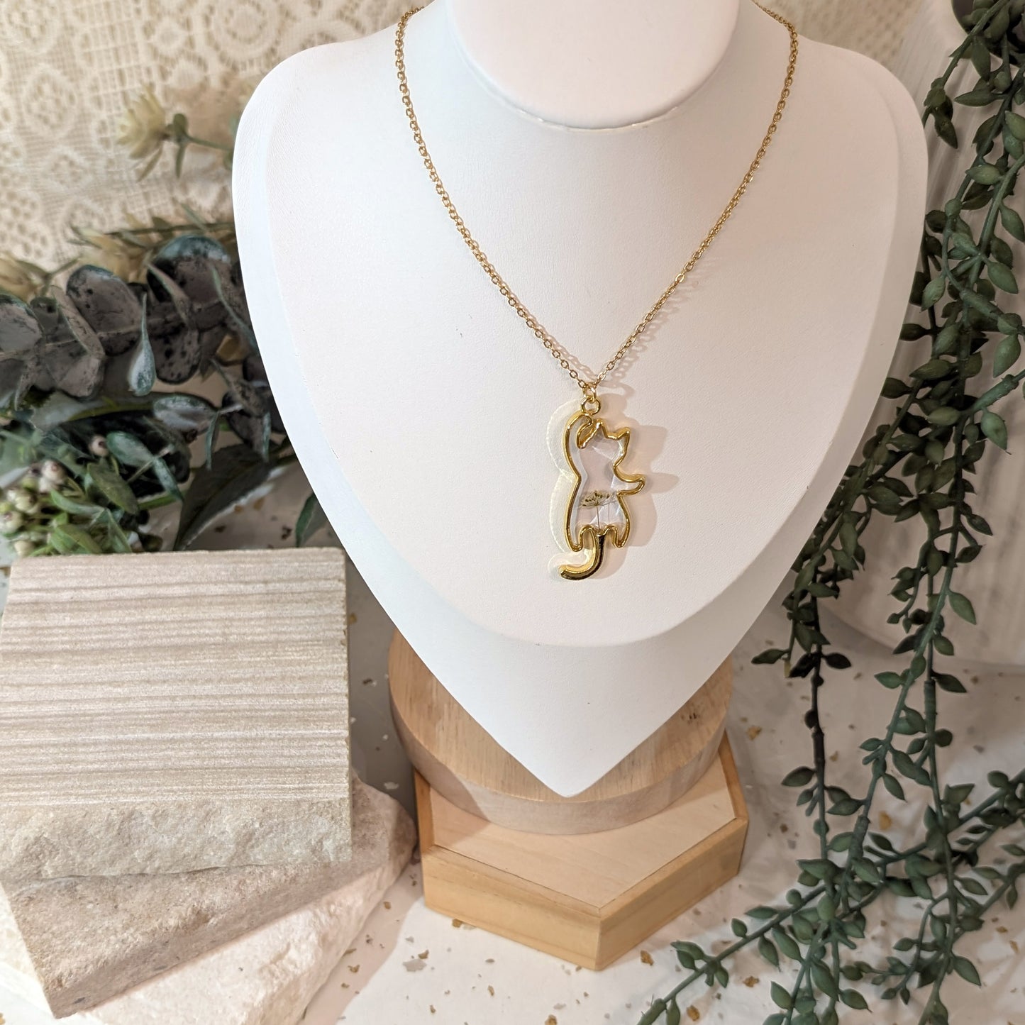 Gold Plated Queen Anne’s Lace Cat Frame Necklace – Nature-Inspired Gift for Cat Lovers