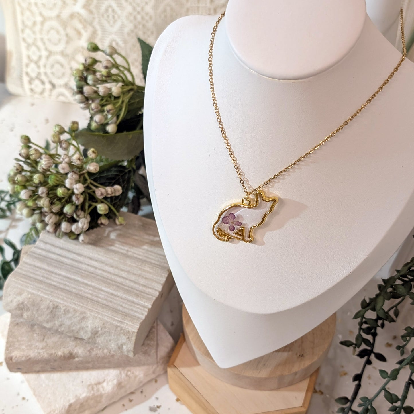 Hydrangea Cat Frame Gold Plated Necklace – Symbol of Gratitude and Heartfelt Emotions