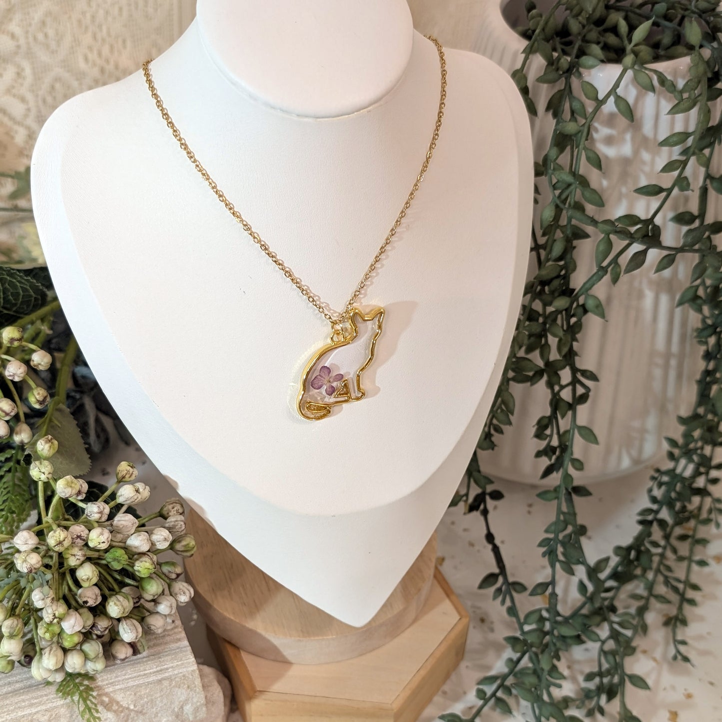 Hydrangea Cat Frame Gold Plated Necklace – Symbol of Gratitude and Heartfelt Emotions