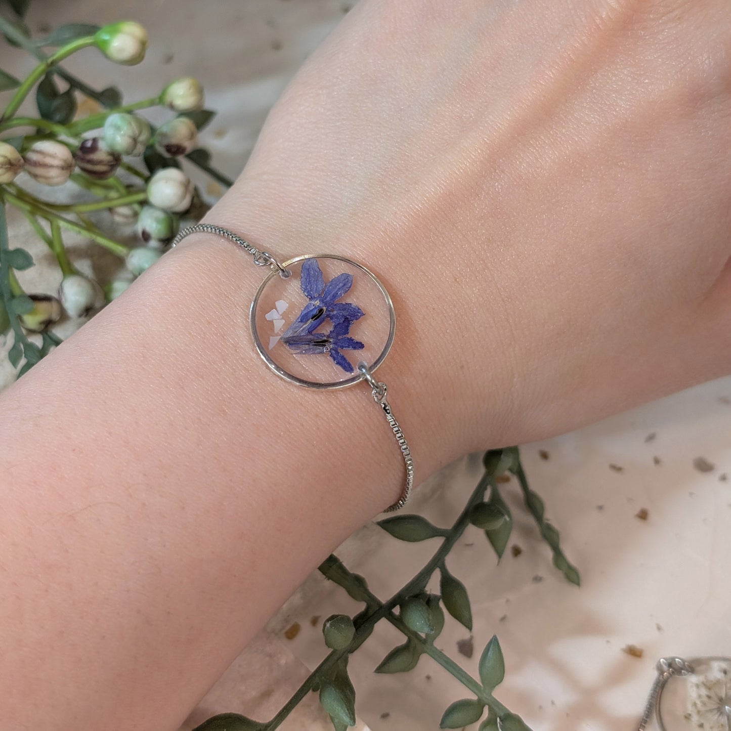 Lobelia & Seashell Flakes Adjustable Bracelet – Platinum-Plated Floral Jewellery